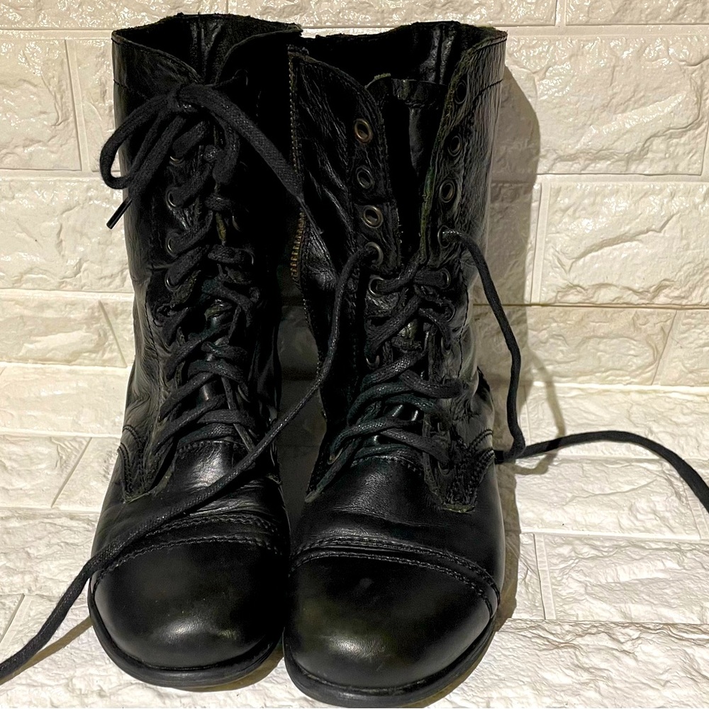 STEVE MADDEN black leather ankle boots. 8.5